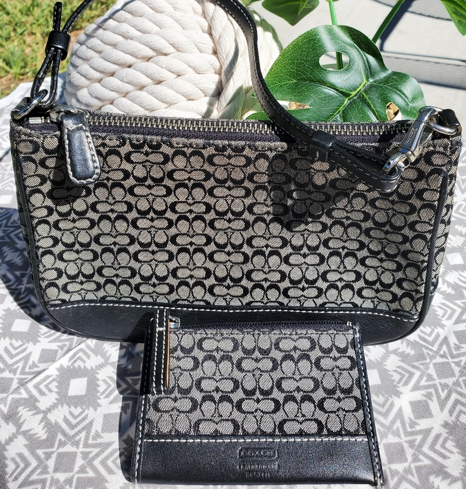 COACH SIGNATURE C Clutch w/Keychain coin purse.